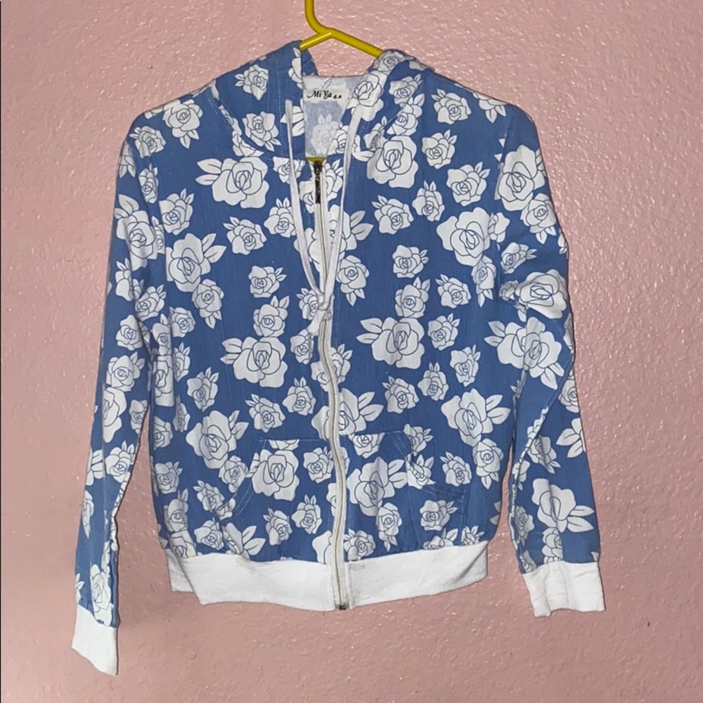 Blue flowered light sweater.